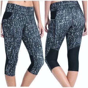 Athleta Pebble Be Free Knicker Capri Leggings
